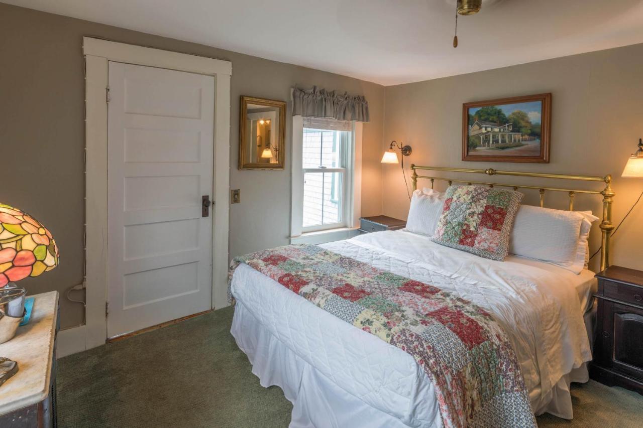 Standard Queen Room