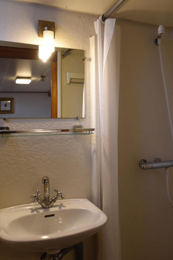 Tweepersoonskamer met 2 Aparte Bedden en Eigen Badkamer