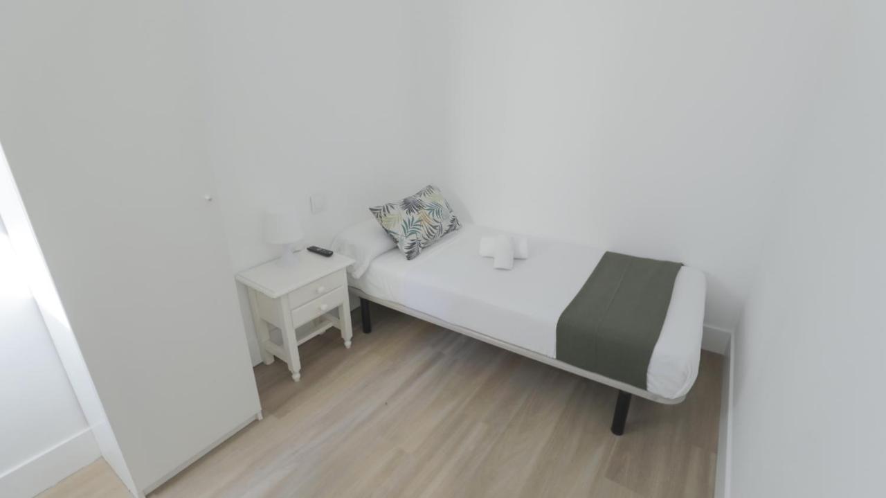 Single Room with Shared Bathroom,1214613010:JPEG