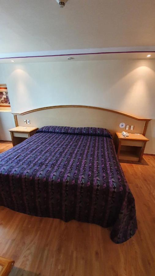 Habitación con cama extragrande.
