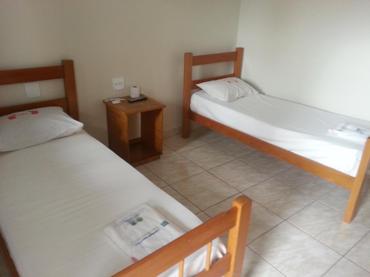 Quarto com 2 Camas de Solteiro e Banheiro
