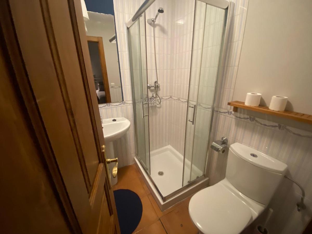 Habitación con cama grande