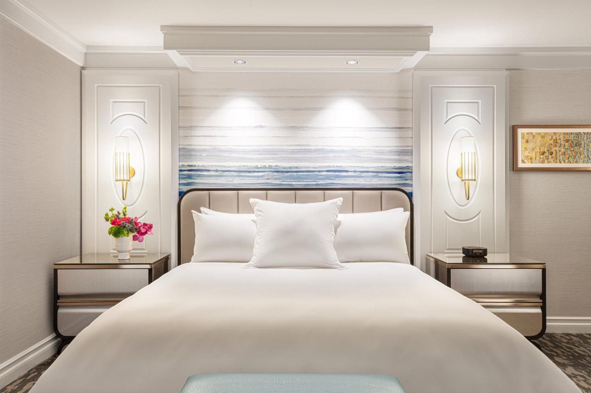 Quarto spa com cama king-size e vista da Las Vegas Strip