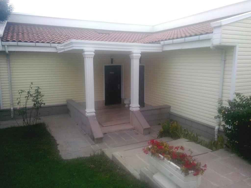 Family Room,127508346:JPEG