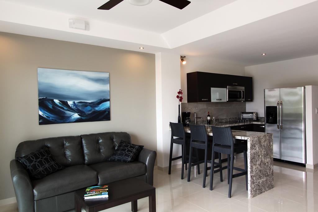 Suite Piscina de 1 dormitorio con cocina, piscina pequeña, zona de estar y 2 balcones XL