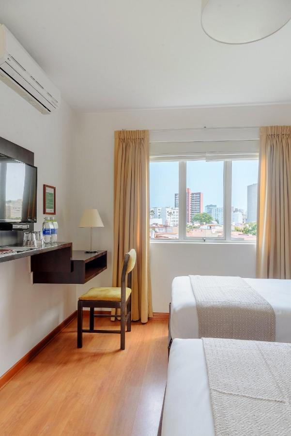 Quarto com 2 Camas de Solteiro