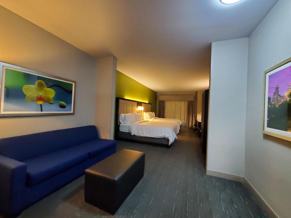 Queen Suite with Two Queen Beds