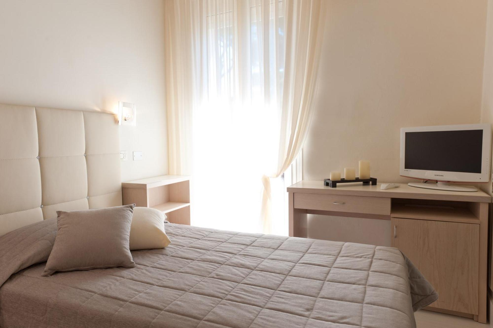 Single Room with Balcony,1216017442:JPEG