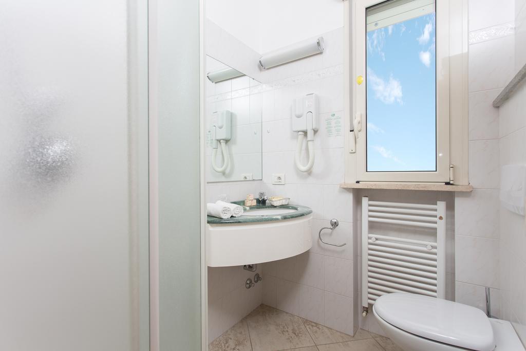 Standard Double Room,122419330:JPEG