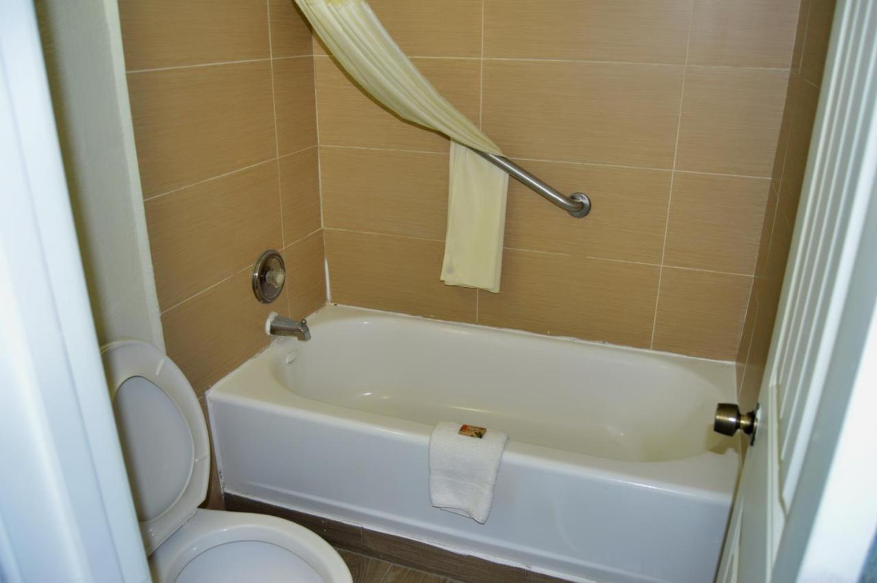 1 Queen Bed Accessible Non Smoking,1234330445:JPEG