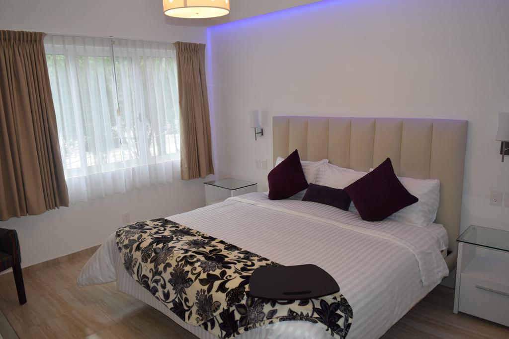 Habitación con cama extragrande.