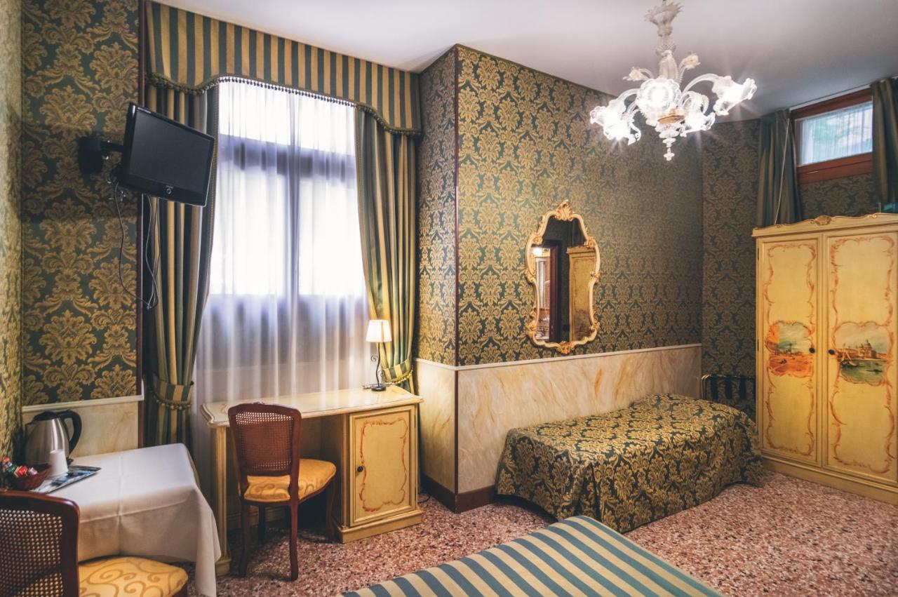 Classic Triple Room,1268592412:JPEG