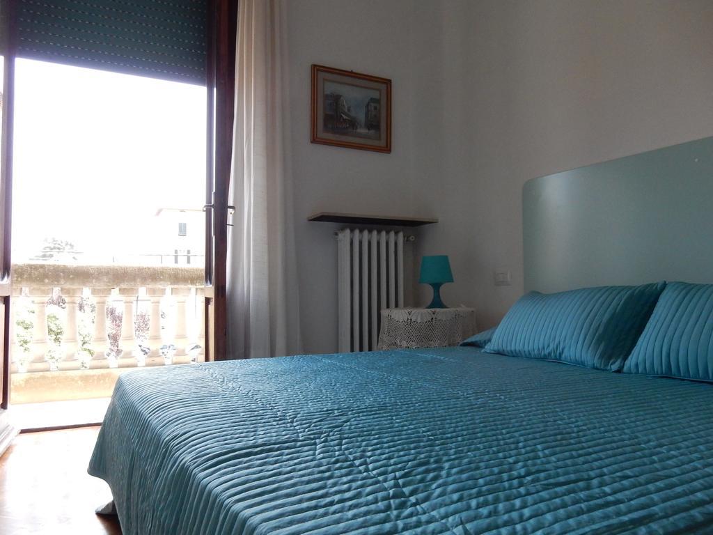 Quarto com Cama King-size e Vista do Jardim