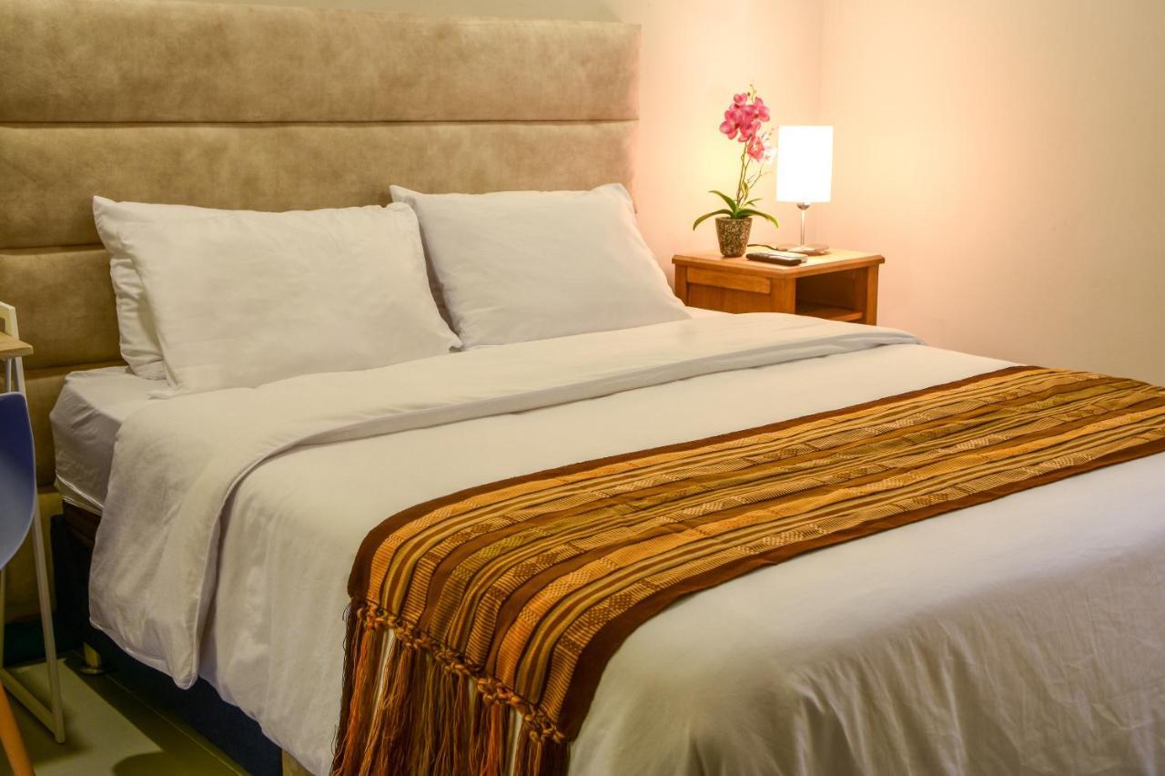 Habitación con cama grande