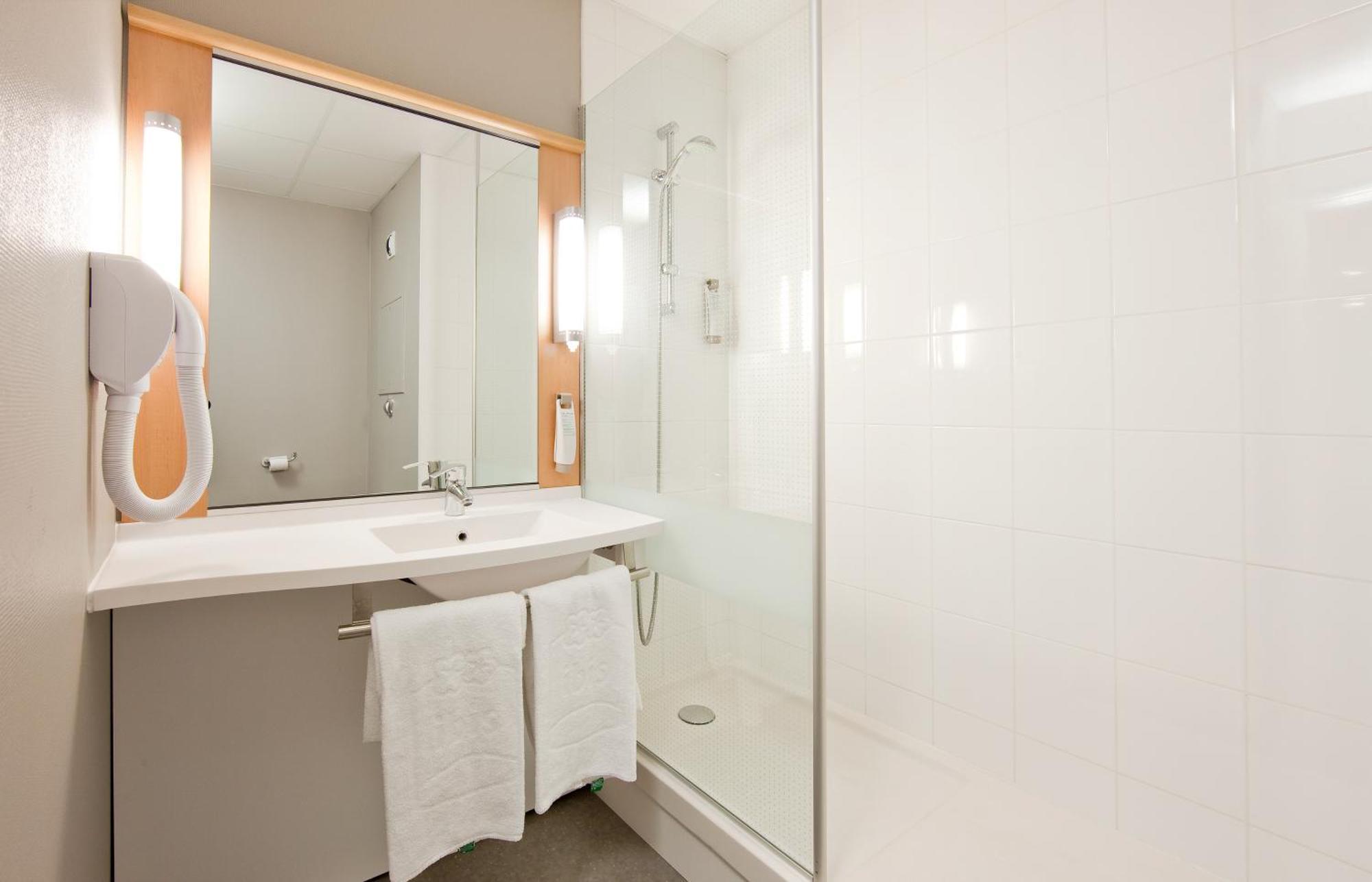 Quarto Duplo Standard com 2 Camas de Casal