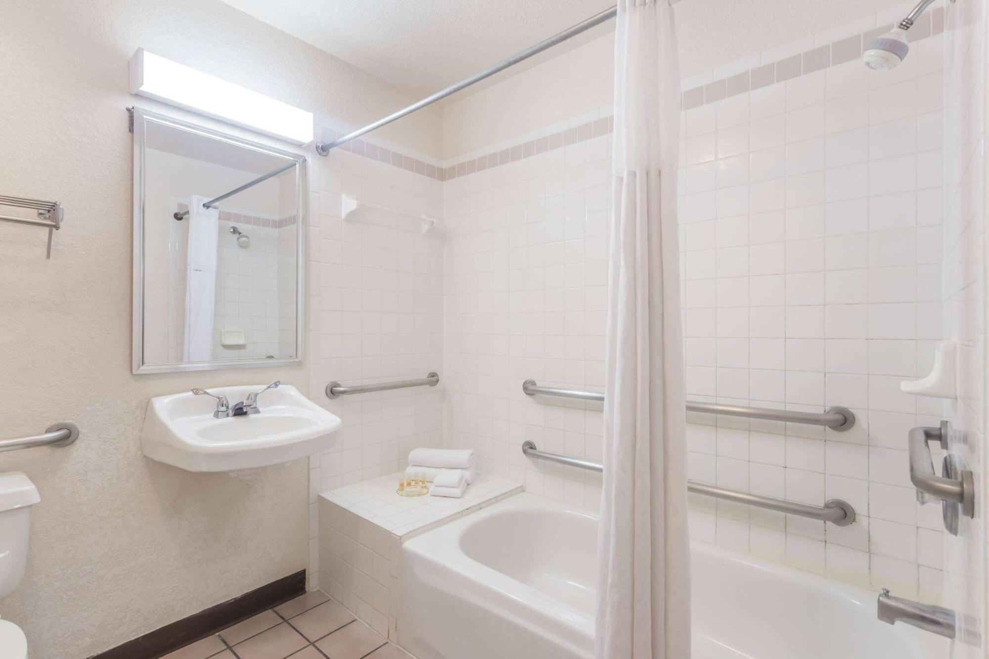 King Room with Mobility/Hearing Impaired Access - Non-Smoking,1540385257:JPEG