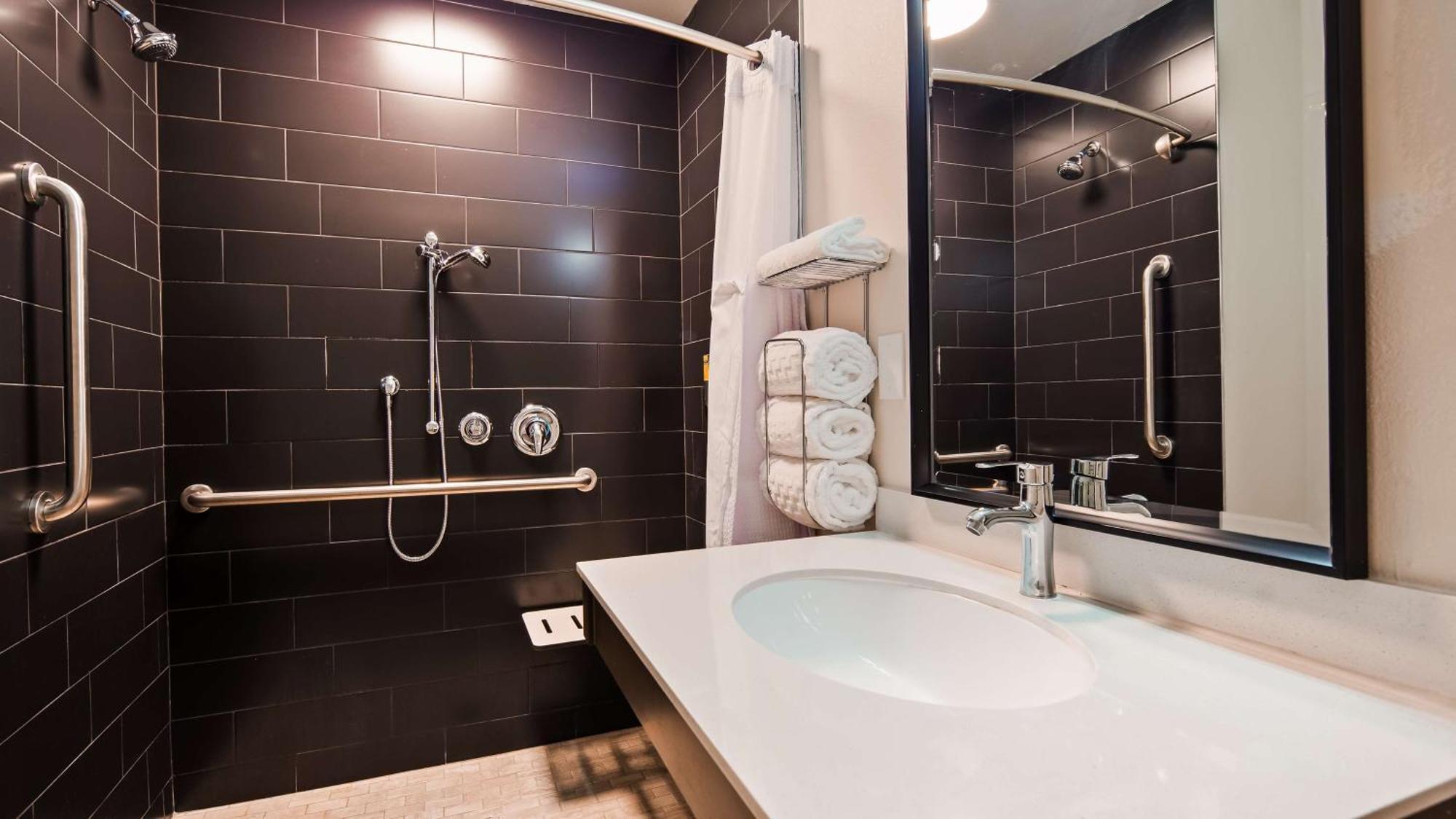 King Suite with Roll - In Shower - Mobility Access,1280752285:JPEG