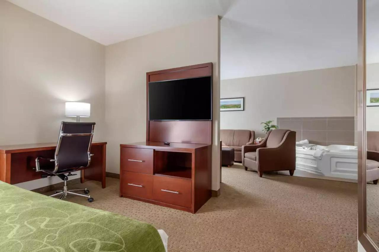 King Suite with Hot Tub - Non-Smoking,1281317911:JPEG