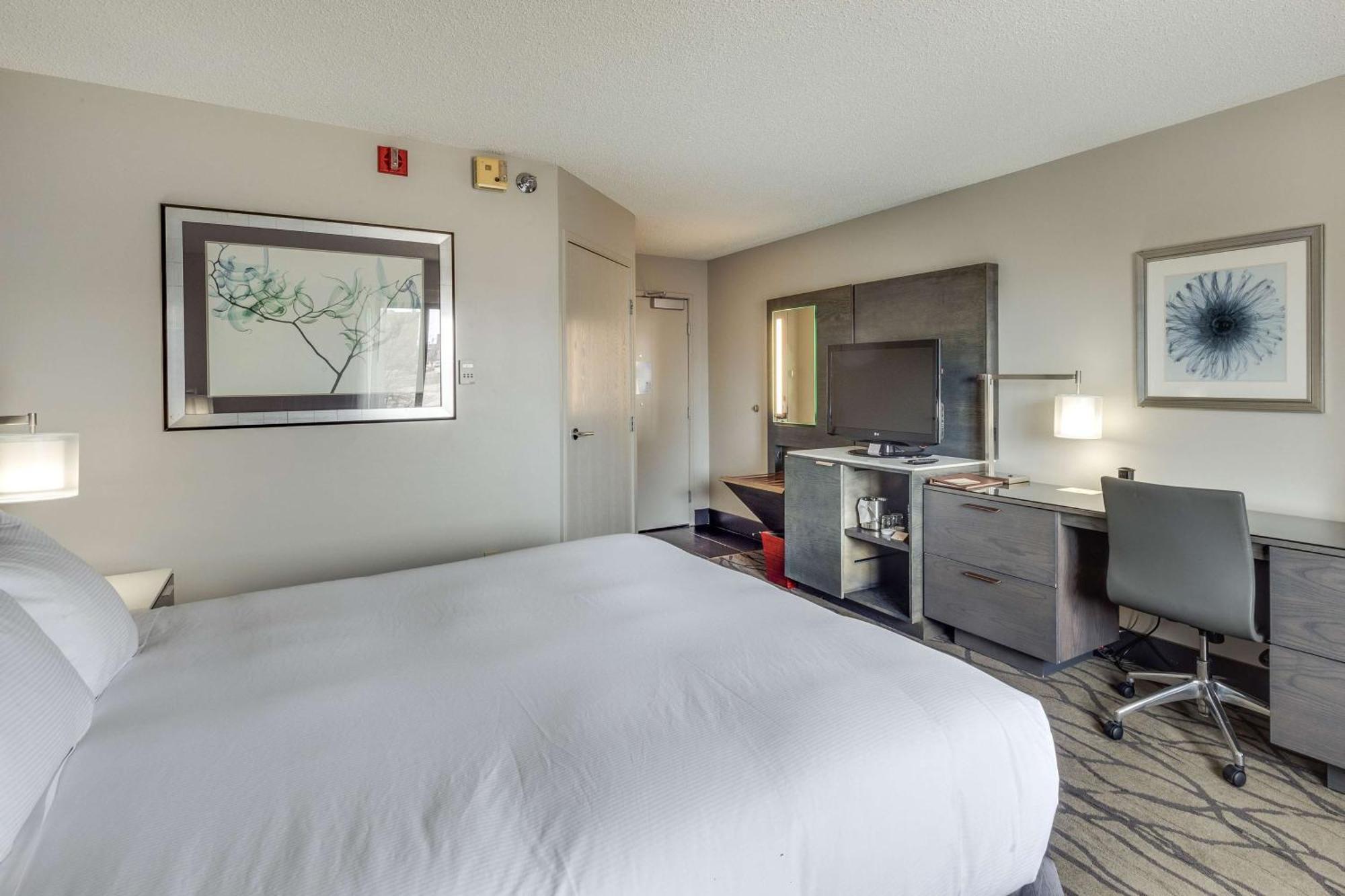 King Room with Roll-In Shower - Mobility Access,1549337416:JPEG