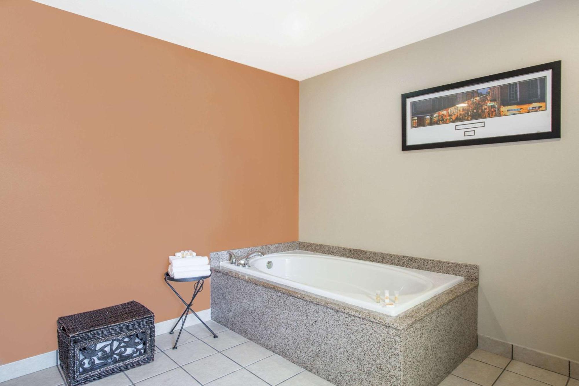 Studio Suite with 1 King Bed, Non-Smoking