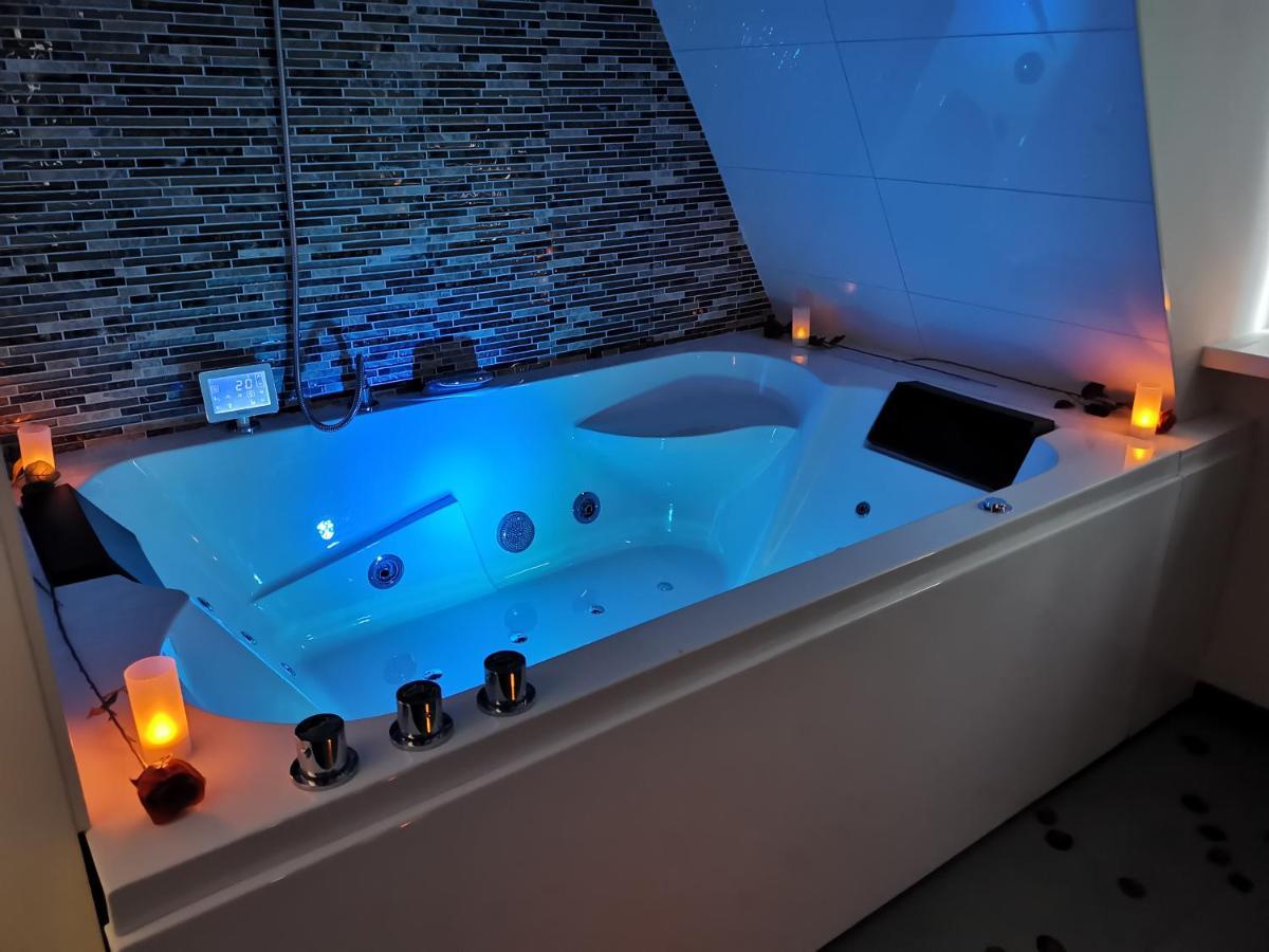Dreibettzimmer mit Badewanne