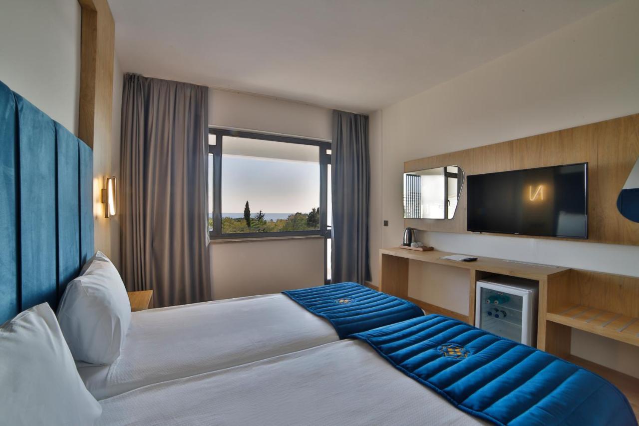 Chambre Double ou Lits Jumeaux - Vue sur Piscine