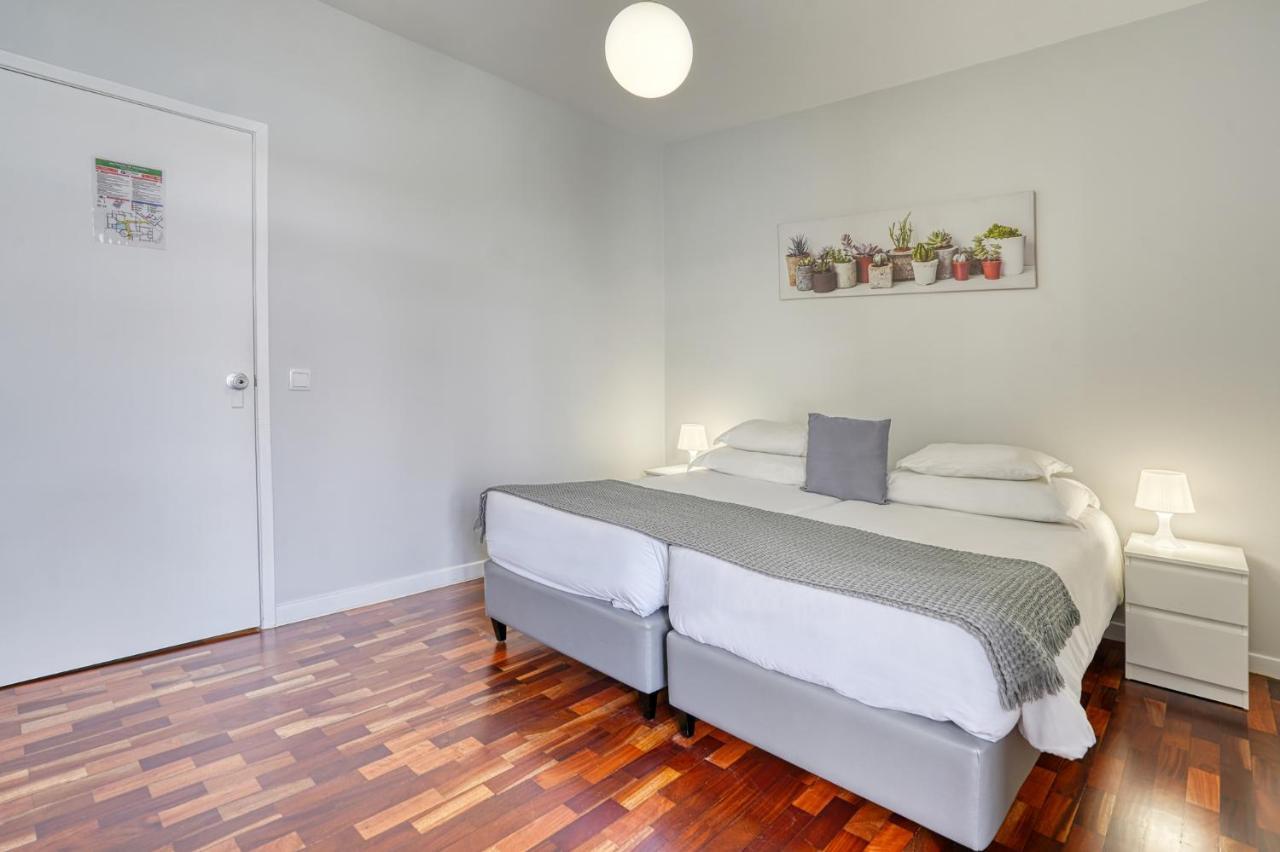 Doppel-/Zweibettzimmer mit Balkon