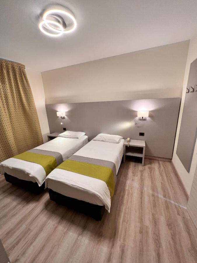 Doppel- oder Zweibettzimmer