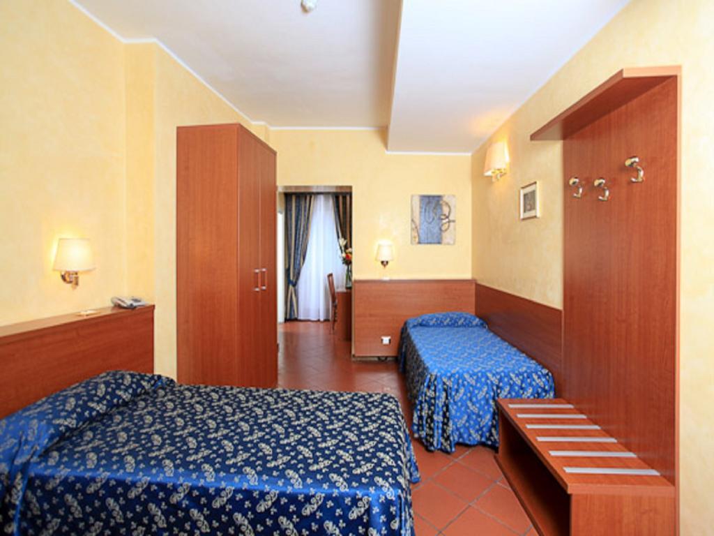 Habitación Triple con vistas al jardín
