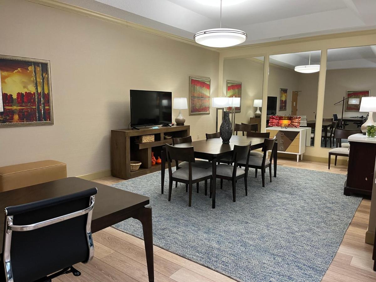 Presidential King Suite with Roll-in Shower - Mobility and Hearing Access/Non-Smoking,1352789587:JPEG