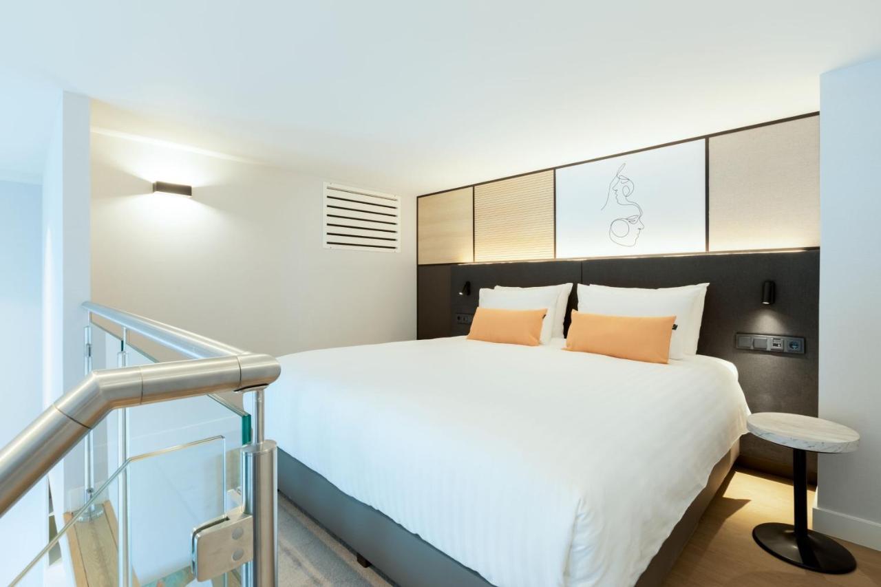 Loft mit Kingsize-Bett und Blick auf die Skyline