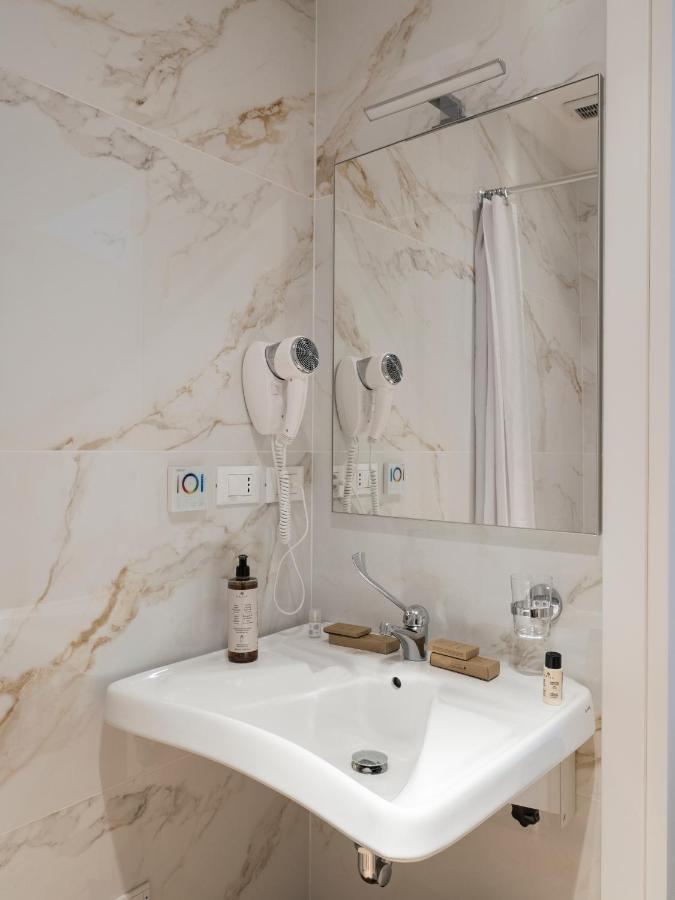 King Room with Roll-In Shower - Disability Access,1383756362:JPEG