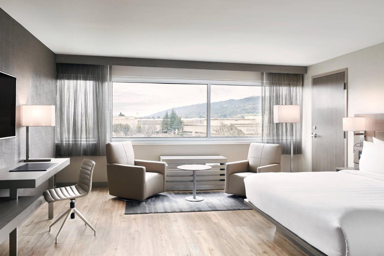 Deluxe King Room with Mountain View