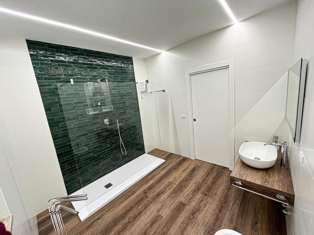 Habitación con cama extragrande.