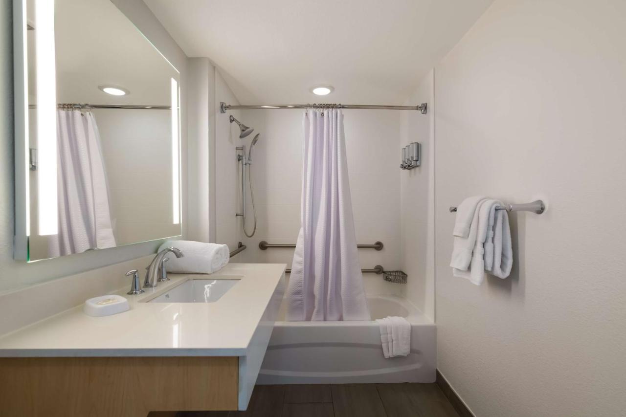 Mobility/Hearing Accessible - Two Bedroom Suite - King and Queen,1419010557:JPEG