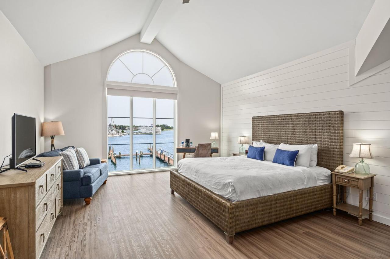 Waterfront Jacuzzi King Room,1420726251:JPEG