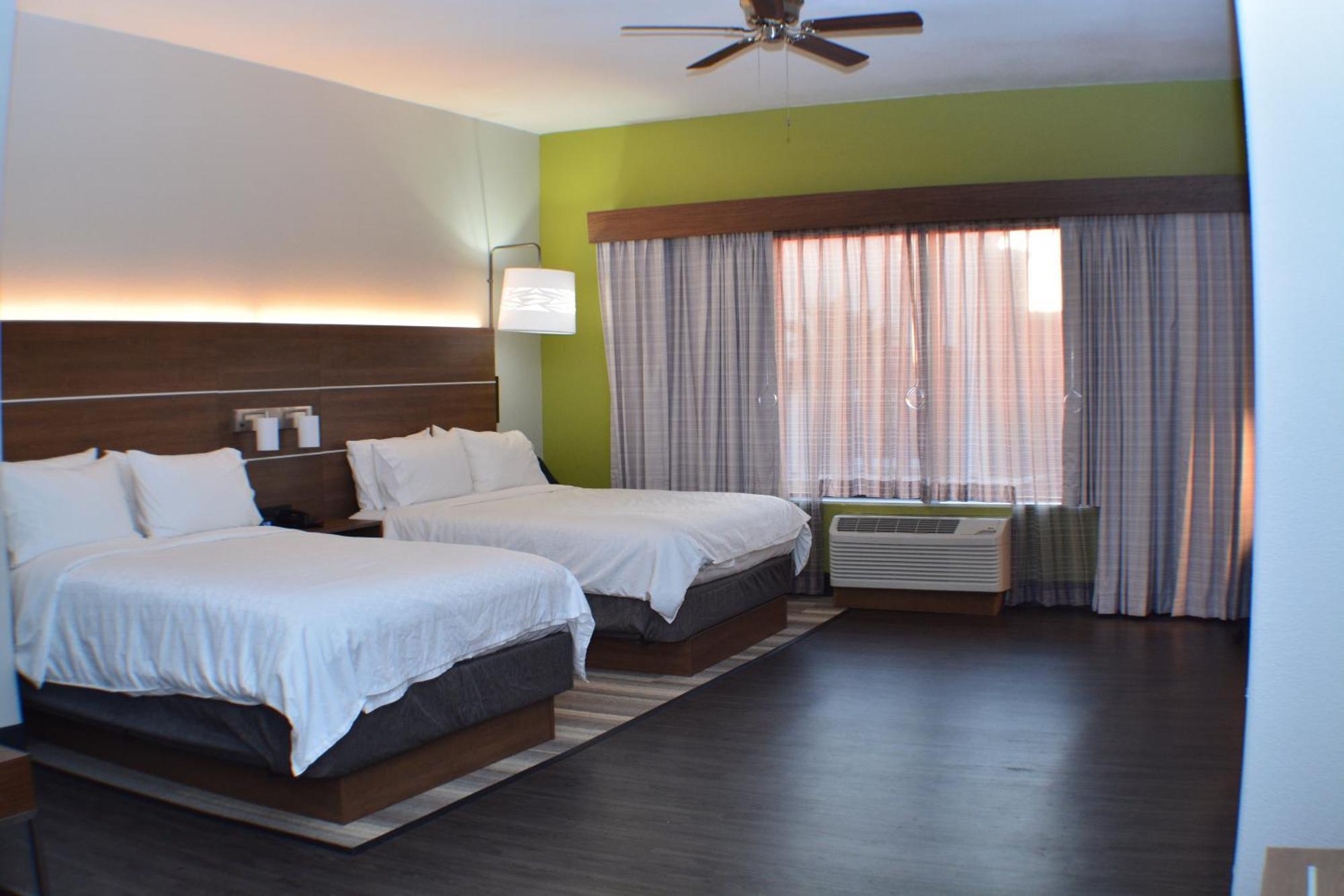 Queen Room Two Queen Beds Disability Access Bath Tub