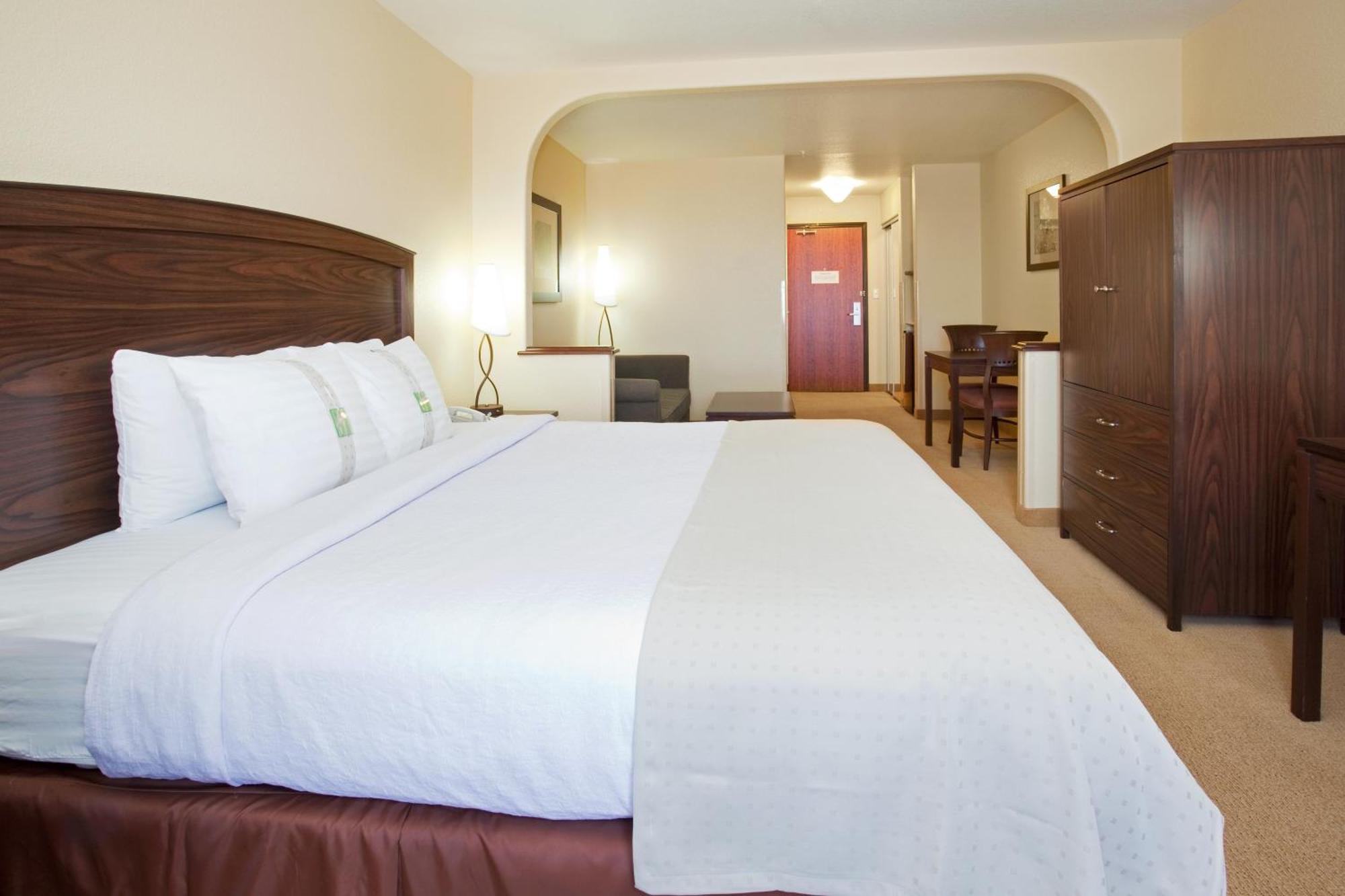 King Room - Mobility Access/Roll in Shower - Non-Smoking