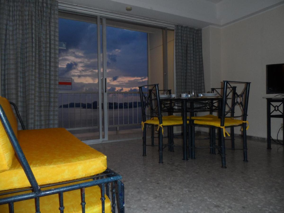 Family Room,1480034882:JPEG