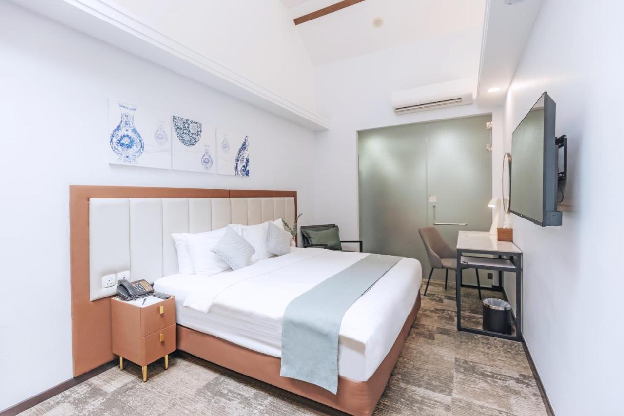 Deluxe King with Skylight & Bathtub,1498772281:JPEG