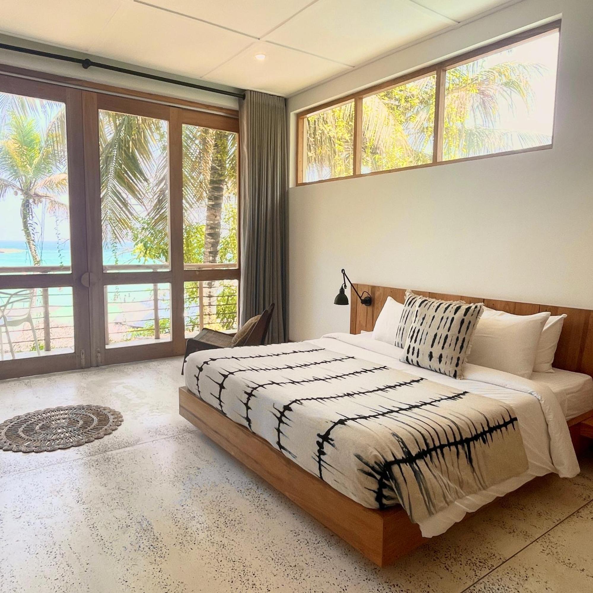 Kamer met Kingsize Bed en Uitzicht op Zee