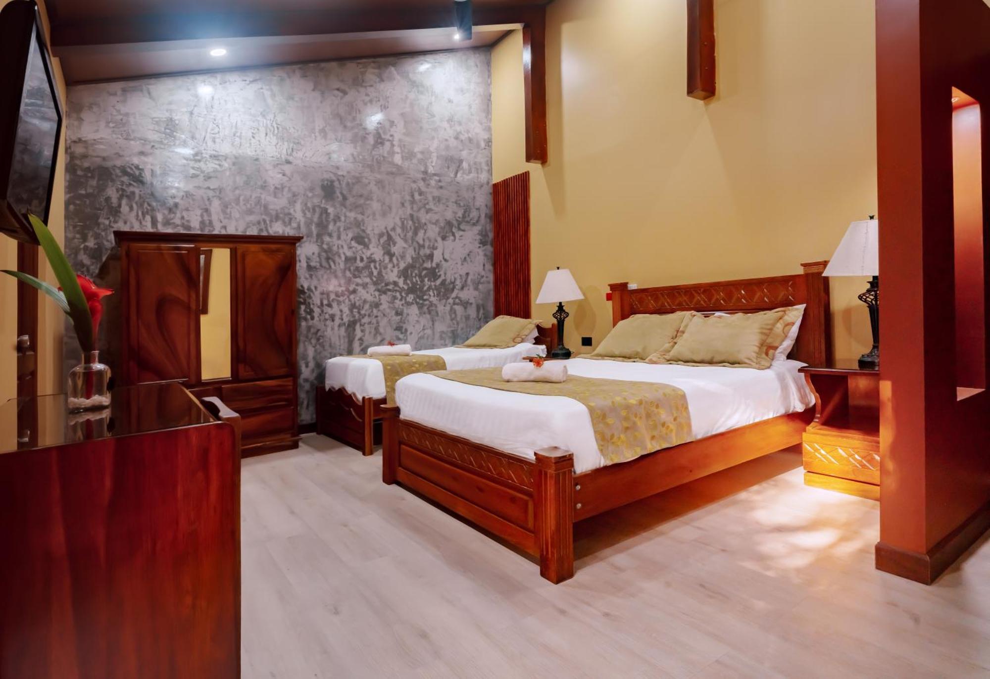 Standard 1 Queen and 1 Single Bed,1598941230:JPEG