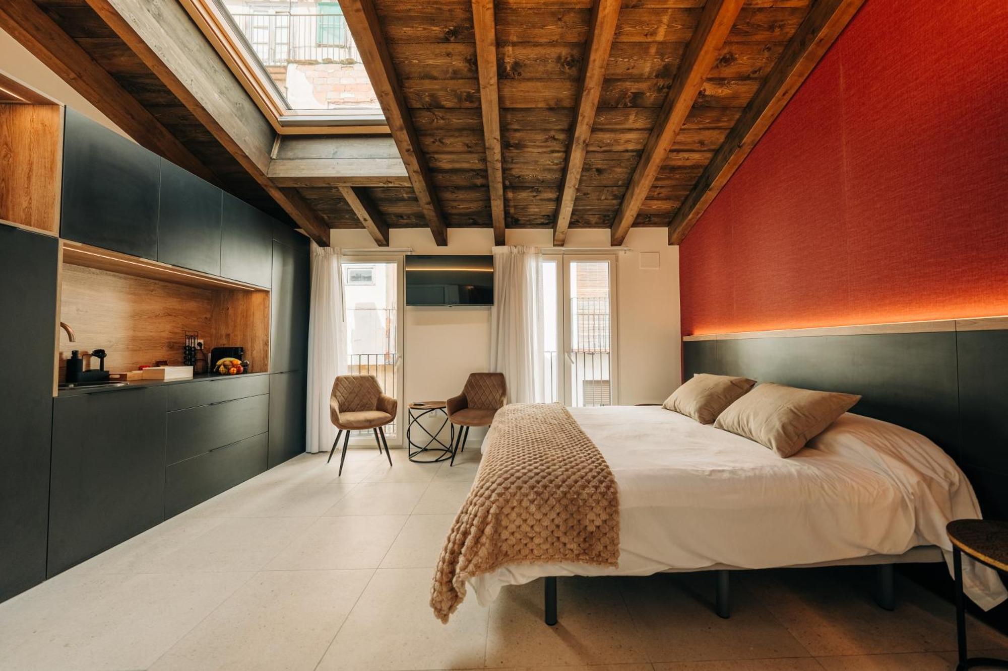 Suite con bañera de hidromasaje y cama grande