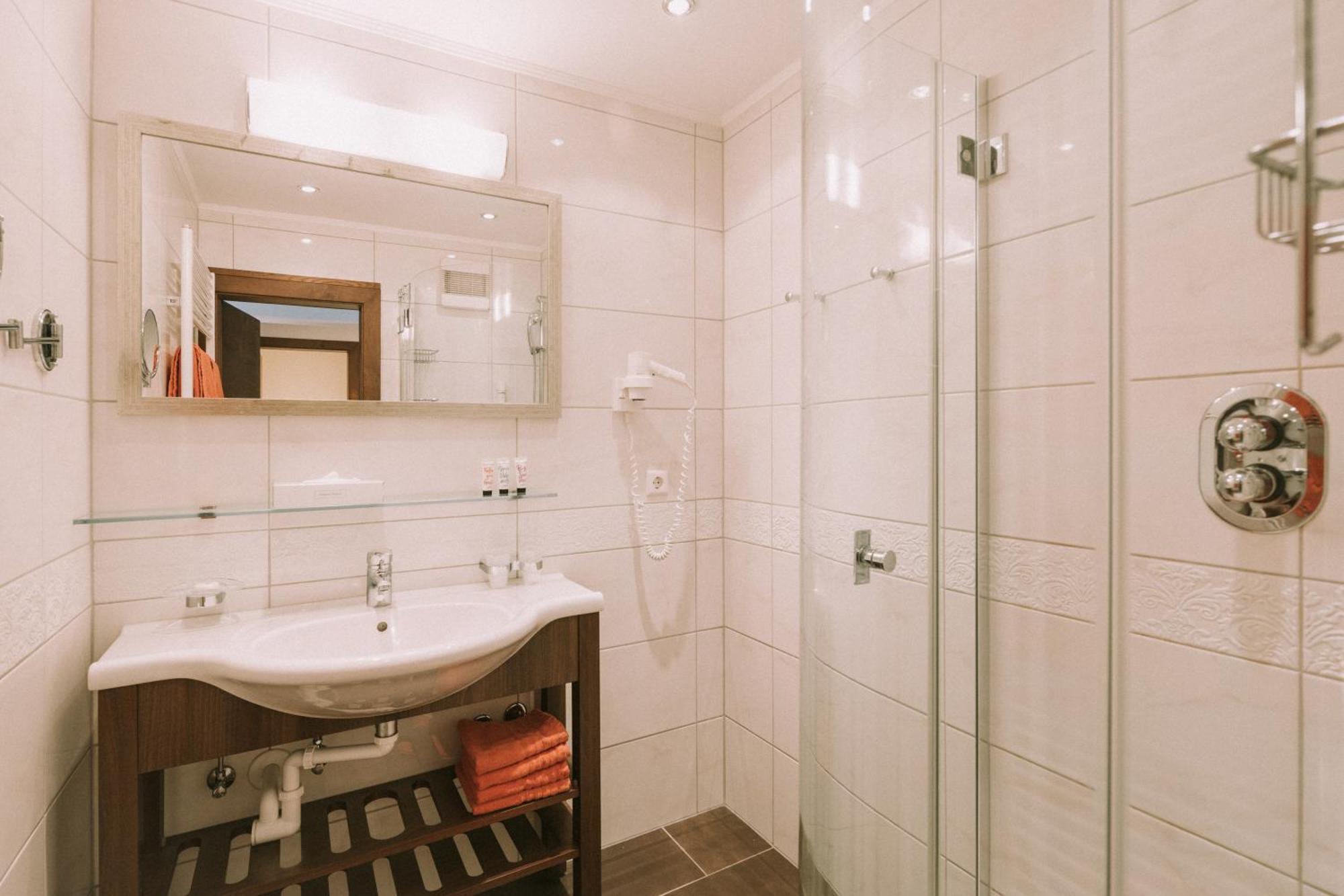 Two-Bedroom Suite,1536889891:JPEG