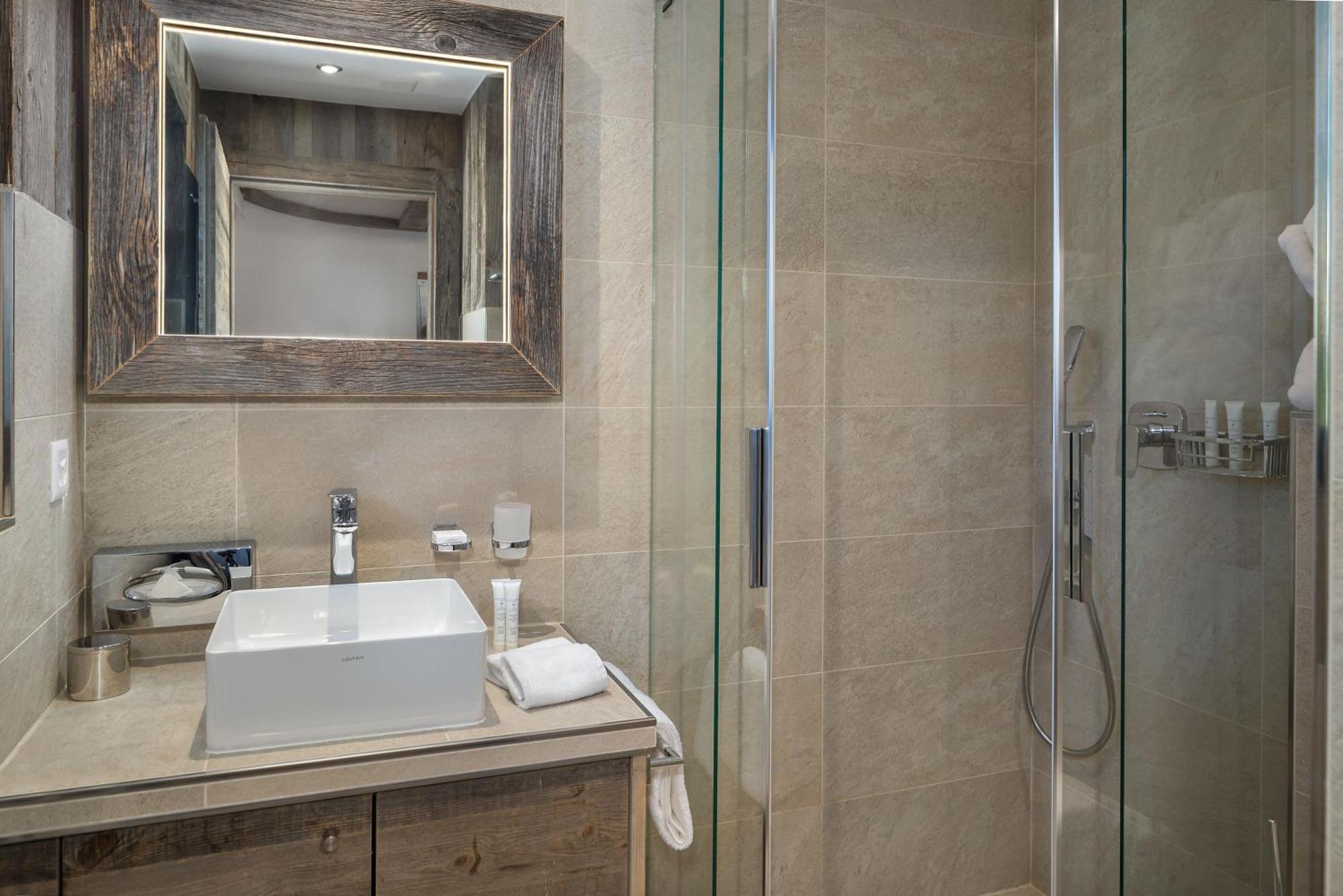 Double Room,1538931184:JPEG
