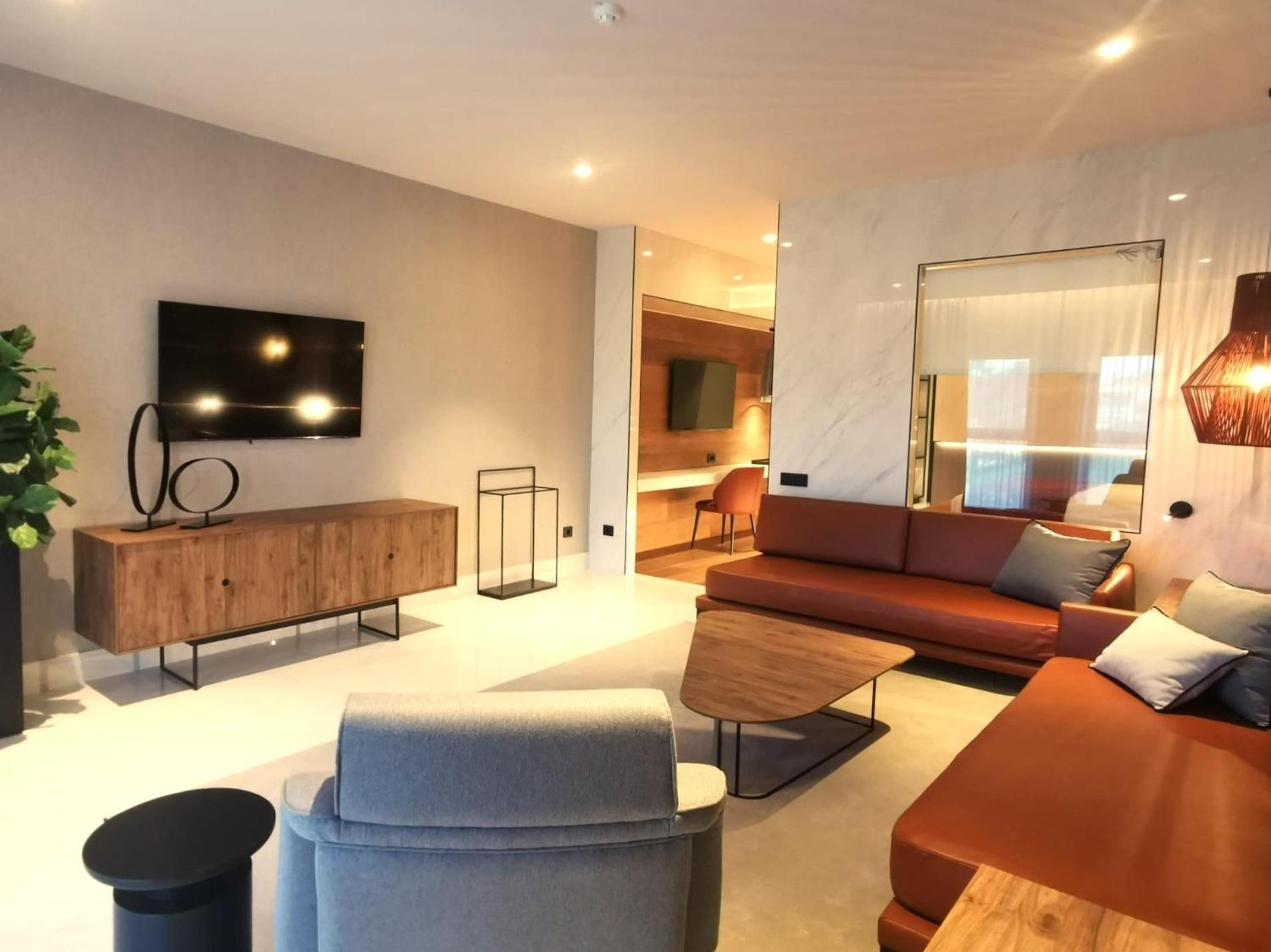 Premium Suite,1545825811:JPEG
