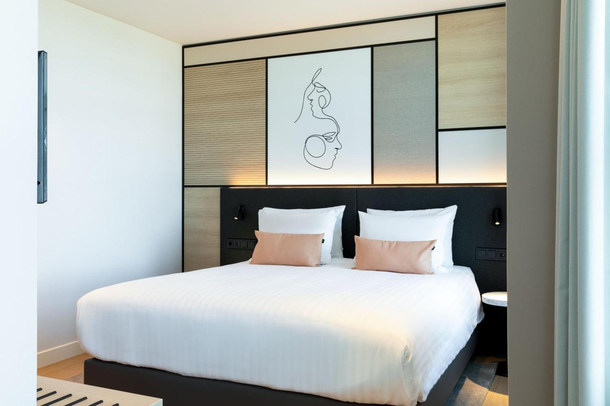 Studio mit Kingsize-Bett und Blick auf die Skyline