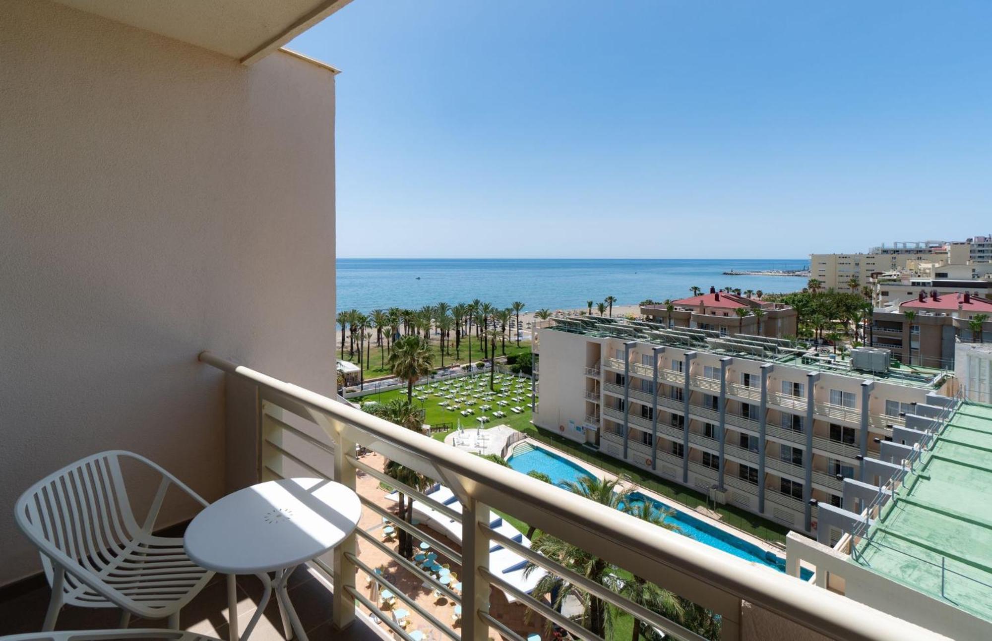 Habitación Club Superior con vistas a la piscina (2 adultos + 1 niño)