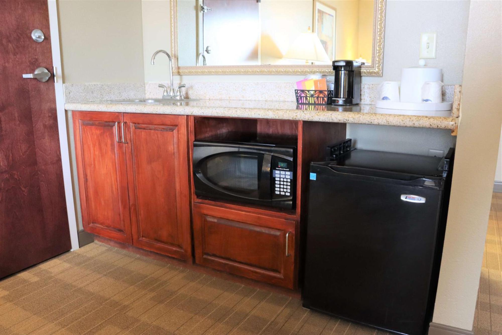 One-Bedroom King Suite with Whirlpool - Non-Smoking,1557469273:JPEG