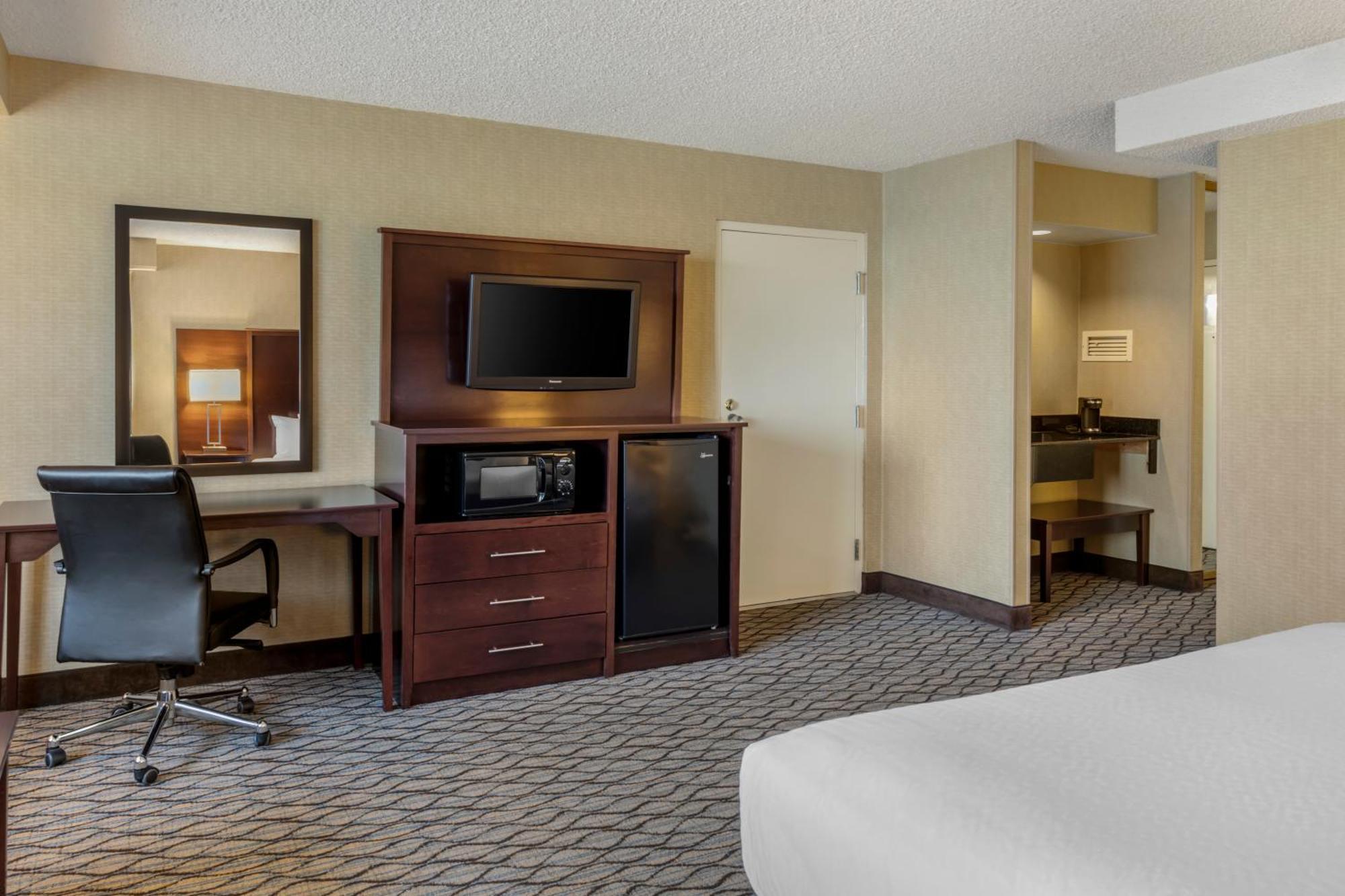 Accessible Suite, 1 King Bed, Roll-In Shower, Non-Smoking,1558494841:JPEG